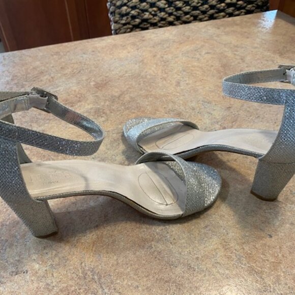 David's Bridal Aryaw Wedding/Prom Ankle Strap Shoe Size 9 Wide Silver - Picture 4 of 7